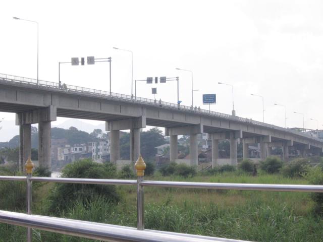 泰缅友谊桥（连接泰国美索与缅甸妙瓦底），摄于泰国一侧，2005年
