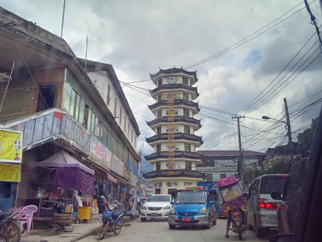 缅甸掸邦果敢地区老街街景，远处为和平纪念塔（2023年9月拍摄；本站裁切）
