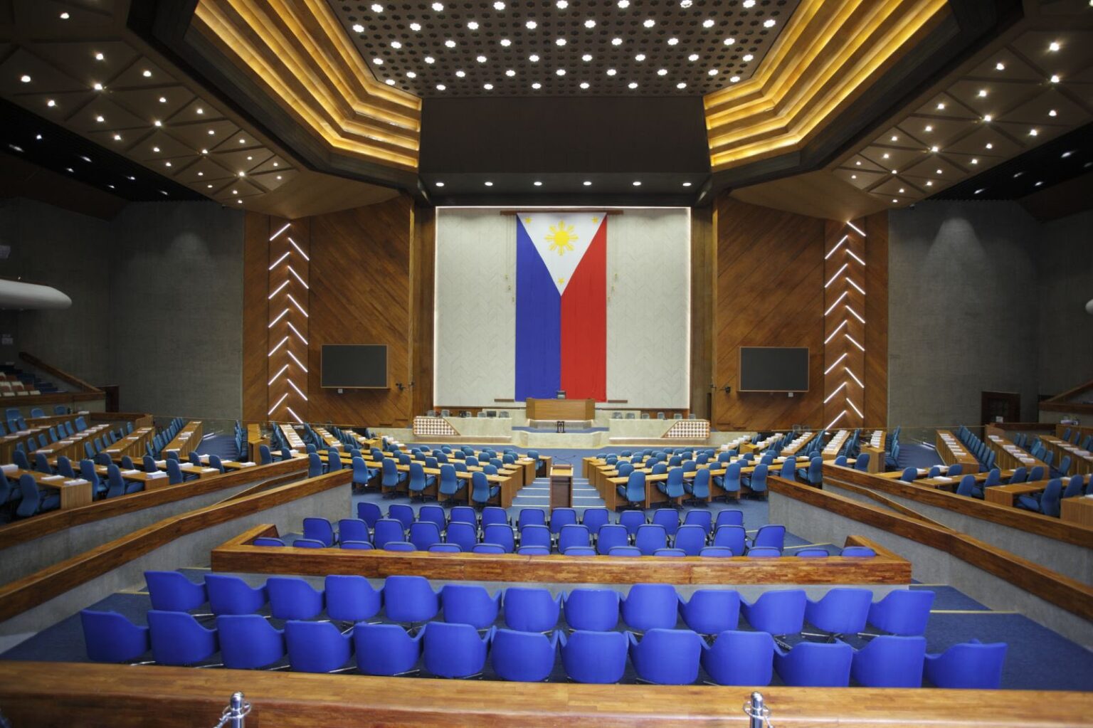 菲律宾众议院所在的巴塔桑国民大会堂(Batasang Pambansa Complex)全体会议厅内景,摄于2023年